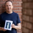 Jesús Pérez Saiz, con un ejemplar de ‘Golondrinas blancas’.