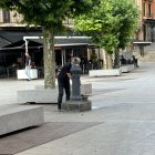 Un hombre bebe de la fuente en la plaza Mayor