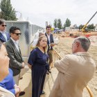 Los responsables del proyecto explican a la alcaldesa, Cristina Ayala, los pormenores del inicio de la obra.