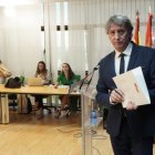 El secretario autonómico del PSOE Carlos Martínez, ofrece una rueda de prensa.