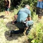 Los agentes atienden al herido.