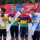 Alex Mayer, junto a los campeones de Mauricio del resto de categorías.