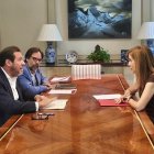Óscar Puente, Álvaro Fernández Heredia y Aitana Hernando, en Madrid.