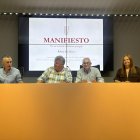 Enrique Pascual junto a representantes del Consejo y la técnico encargada del manifiesto