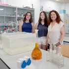 De izquierda a derecha, María Chaparro, alumna de 2ª de la ESO, y Elsa Andina, de 3º de la ESO, premiadas en las Olimpiadas Matemáticas y de Ciencia, representando a Castilla y León; y Consuelo Merchán, responsable de de Física y Química en el IESO de Arroyo de la Encomienda.