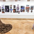 La exposicion 'El instante revelado' se entremezcla con la muestra 'La bata de cola, reina del baile flamenco'.