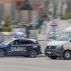 Un coche de la Policía Nacional y una ambulancia durante una intervención.