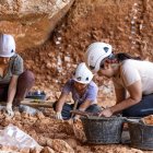 Un grupo de excavadores analizan las cuadrículas del yacimiento de Galería.
