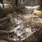 Excavación en el yacimiento de Portalón de Cueva Mayor: en la parte de arriba exploran la Edad del Hierro y abajo el neolítico más antiguo de la meseta.