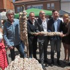 El secretario general del PSOE de Castilla y León, Carlos Martínez, asiste a la Feria del Ajo de Santa Marina del Rey (León) acompañado de la vicesecretaria general, Nuria Rubio,  el presidente de la Diputación de León, Gerardo Álvarez Courel y el secretario general del PSOE de León, Javier Alfonso Cendón.