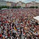 La Plaza Mayor, hasta la bandera, durante el partido entre España y Francia.