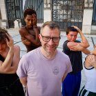 Amaury Lebrún posa con el elenco de bailarines que interpretó Submerse en la gala 25 aniversario del CICBUNY.