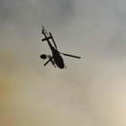 Un helicóptero trabaja en las labores de extinción, a 24 de julio de 2026, en Burgohondo.