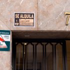 Archivo - Cartel de alquiler, a 18 de mayo de 2026, en Madrid (España). El Instituto Nacional de Estadística (INE) publicó el pasado jueves el índice de referencia para la actualización anual de los contratos de alquiler, que se situó en el 2,4% interanua.