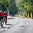 Un momento del recorrido por la senda peatonal y ciclista a Cortes, que ha contado con la presencia de la alcaldesa y del delegado de la Junta.