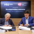 El presidente de FAE, Ignacio San Millán, y de AJE, Mario Pérez, suscriben el convenio.