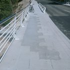 En la imagen se ve que donde debería haber baldosas se ha rellenado el terreno para no tropezar.