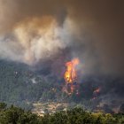 Un helicóptero trata de apagar el fuego, cerca de El Castañar de El Tiemblo, a 24 de julio de 2026, en El Tiemblo, Ávila, Castilla y León (España). 