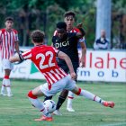 Kevin Appin bregando con uno de los jugadores del Athletic B.