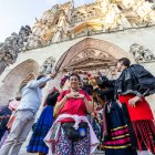 Los peregrinos fueron despedidos bajo los arcos florales tras la eucaristía en la Catedral.