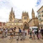 Colas para acceder gratis a la Catedral de Burgos en una imagen tomada el pasado martes por la mañana, en su nuevo horario,