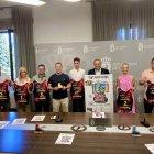 El presidente de la Diputación de León, Gerardo Álvarez Courel, presenta la X Xamascada Campeonatos de Europa Alpino en Línea acompañado por el alcalde de Villablino, Mario Rivas, el secretario general de la Real Federación Española de Patinaje, Manuel Moreno Juristo; y el director deportivo del Club Leitariegos y de la competición, Julio Anel Martin-Granizo.