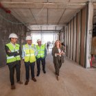 Imagen de la visita de la alcaldesa, Cristina Ayala, al interior de las obras del Cívico Fuentecillas.