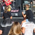 Dos niños, en primera fila, durante uno de los conciertos del Valdorrock 2025.