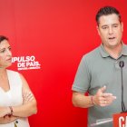 Esther Peña y Daniel de la Rosa, en la sede del PSOE de Burgos.