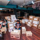 Recogida de la primera parte del envío de 700 kilos de material donados esta semana.