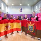 Las gimnastas y los técnicos mundialistas posando con la bandera de España y de Burgos