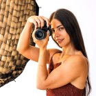 Anaís Pérez posa con una cámara en su estudio.