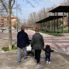 Archivo - Dos abuelos pasean con su nieta en Valladolid.