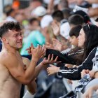 Curro, emocionado, recibe el cariño de la grada tras la amarga victoria ante el Andorra que, no obstante, no fue suficiente para jugar el play off.