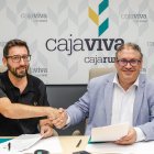 El coordinador del Festival Tribu, Héctor Aguilar, y el director de Fundación Caja Rural Burgos, Germán Martínez, durante la firma del convenio.