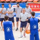 Los jugadores del San Pablo atendiendo a la charla de Porfi FIsac