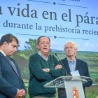 Germán Delibes explica los detalles del libro durante su presentación, junto a Miguel Moreno y Carlos Gallo, alcalde de Sargentes de la Lora y diputado provincial.