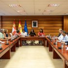 La consejera de Movilidad, Transformación Digital e Inteligencia Artificial, Cristina Sanchidrián, mantiene una reunión con representantes de la Federación de Autoescuelas de Castilla y León.