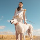 Una de las modelos con un galgo de la protectora.