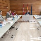 El consejero de Agricultura, Ganadería, Medio Rural y Política Ambiental, Joaquín Antonio Pino, se reúne con representantes de la Asociación de Comunidades de Regantes de la Cuenca del Duero.