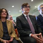 Archivo - (I-D) La consejera de Cultura de la Generalitat de Catalunya, Sonia Hernández; el president de la Generalitat de Catalunya, Salvador Illa, y el ministro de Hacienda, Arcadi España, durante el acto institucional de Sant Jordi en Madrid, a 28 de a.