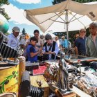 Si algo abunda en el mercadillo de antiguedades del paseo del Empecinado son los pequeños objetos de otra época que hoy son codiciados como adornos.