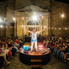La compañía de Valladolid El Trío Caracol durante la representación de «Verano del 69 o el guateque que nunca fue», galardonado con el premio al Mejor Espectáculo de Calle de la Feria de Teatro de Castilla y León.