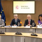 Archivo - El ministro de Hacienda, Arcadi España (c-i), y el ministro de Política Territorial y Memoria Democrática, Ángel Víctor Torres (c-d), durante una reunión del Consejo de Política Fiscal y Financiera (CPFF).