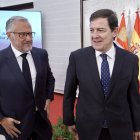 El presidente de la Junta de Castilla y León, Alfonso Fernández Mañueco, acompañado por el vicepresidente primero y consejero de Desregulación, Familia y Ayudas Sociales, Carlos Pollán, presenta las principales novedades de la Ley de Medidas Tributarias, Financieras y Administrativas para 2027.