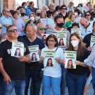 Archivo - Varias personas con fotos de Esther López durante una concentración ciudadana en su recuerdo, a 13 de mayo de 2022, en Traspinedo, Valladolid. Foto archivo.