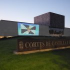 La bandera de Ceuta proyectada en la fachada de las Cortes.