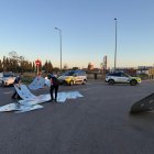 Agentes de la Policía Local retiran las chapas caídas sobre la calzada.