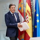 El consejero de Economía y Hacienda y portavoz, Carlos Fernández Carriedo, comparece en rueda de prensa posterior al Consejo de Gobierno.