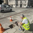 Un técnico de Aguas revisa una arqueta.